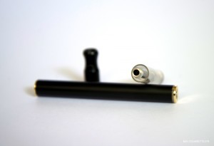 Le drip tip en plastique noir se retire pour le remplissage. La colonne d'air dépasse alors légèrement du réservoir.