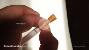 Le filtre de cette cigarette électronique jetable est souple