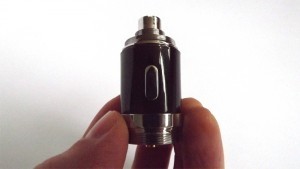 Le cerveau de l'eVic n'est autre que ce composant sur lequel viennent se visser la batterie d'un côté, et l'atomiseur de l'autre.