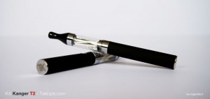 Deux e-cigarettes pour alterner les saveurs ou alterner de batteries lorsque l'une est en cours de charge.