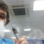“Durant l’été 2011 je me retrouve dans le coin fumeurs de mon lieu de travail, avec un vapoteur.”
