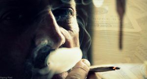 Visage d'un homme fumant une cigarette