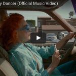 Elton John : scène ordinaire de vape dans le nouveau clip officiel de “Tiny Dancer”
