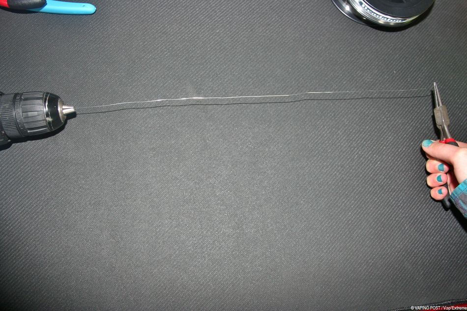 Fil tendu avec une pince à bec fin afin de fabriquer un clapton coil.