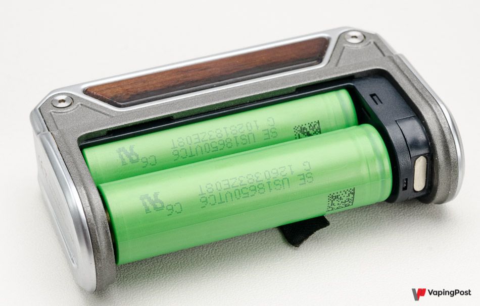 Une cigarette électronique équipée de deux batteries