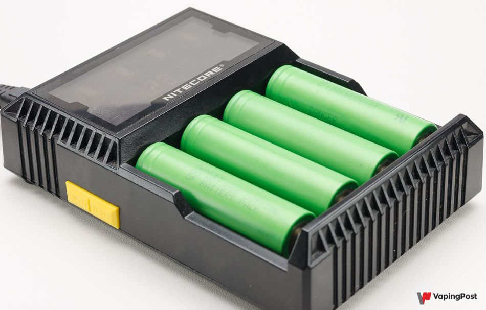 4 batteries de cigarette électronique dans un chargeur 