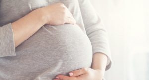 Une femme enceinte se tenant le ventre