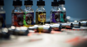 Plusieurs flacons d'e-liquides