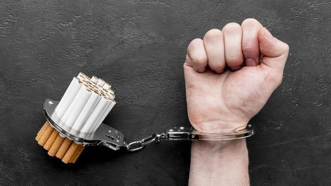 Un homme menotté à un paquet de cigarettes