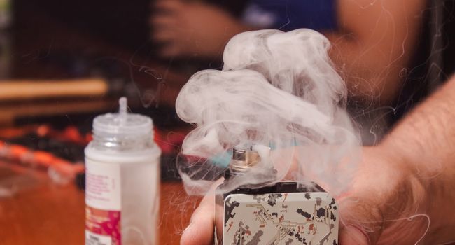 Pourquoi une résistance claque et projette du liquide ?