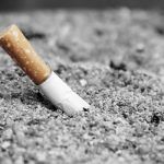 Royaume-Uni : les cigarettiers pourraient bientôt payer pour le nettoyage des mégots
