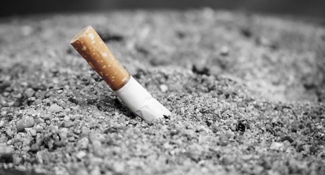 Royaume-Uni : les cigarettiers pourraient bientôt payer pour le nettoyage des mégots