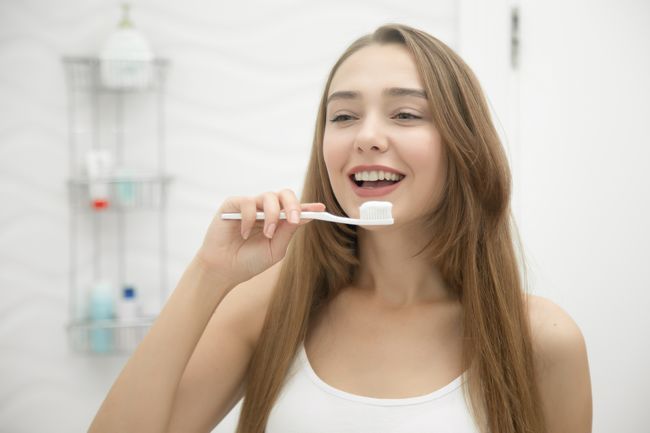 Une femme se prépare à se laver les dents