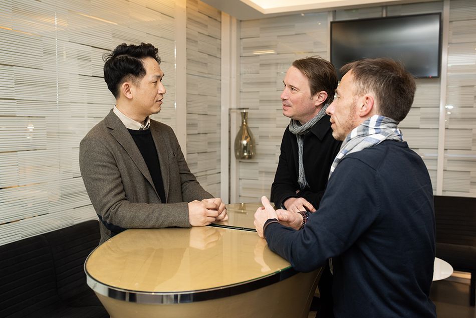 Potti Lan, directeur marketing de Geekvape, accompagné de deux journalistes du Vaping Post, Alex Streiff et Julien Sellier.