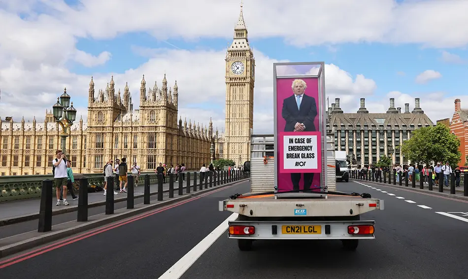 Une reproduction grandeur nature de Boris Johnson sur le plateau d'un camion
