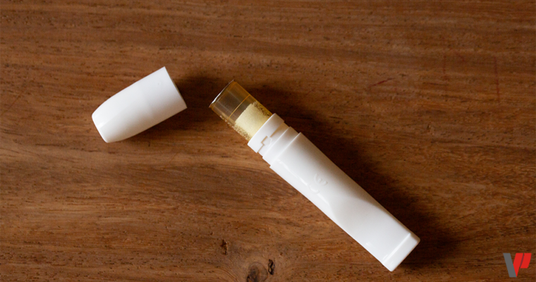 Un inhalateur de nicotine sur une table