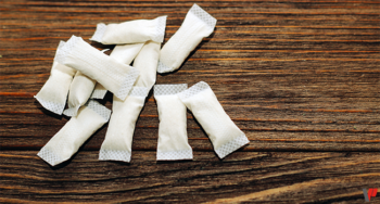 Plusieurs sachets de nicotine sur une table