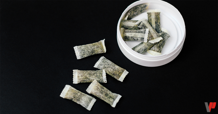 Une boîte de snus et plusieurs petits sachets