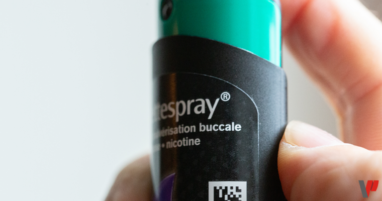 Gros plan sur la main d'un homme qui tient un spray buccal pour arrêter de fumer