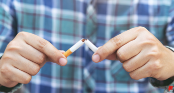 Un homme casse une cigarette en deux