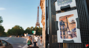 France : l'énorme publicité d'un cigarettier sur une église en plein Paris