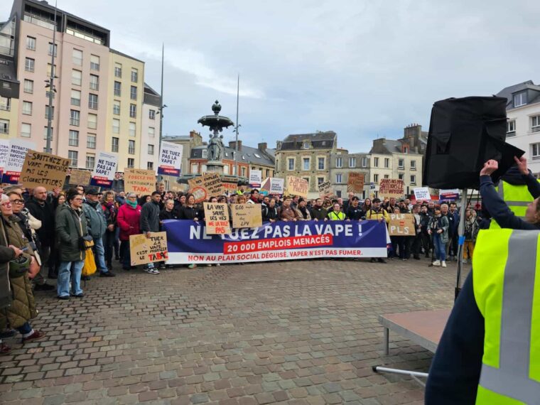 Vapoteurs et professionnels manifestent pour sauver leur filire - Vaping  Post