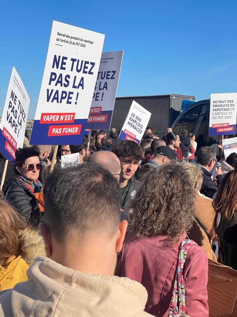 Vapoteurs et professionnels manifestent pour sauver leur filière
