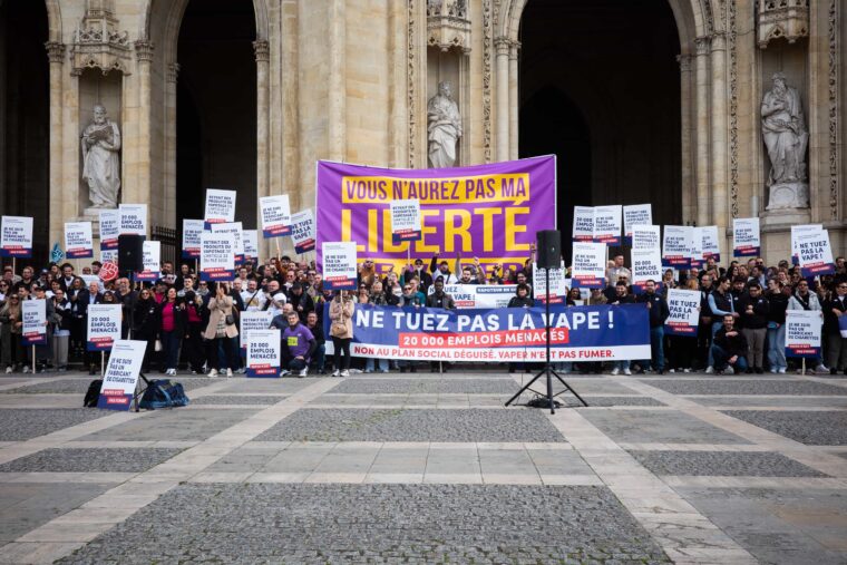 Vapoteurs et professionnels manifestent pour sauver leur filire - Vaping  Post